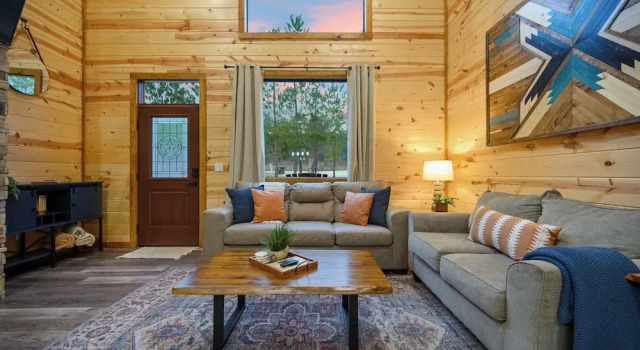 Families w/ Dogs Welcome! Cabin 5 Mi to Hochatown, Boek Vakantiehuis Broken Bow Oklahoma