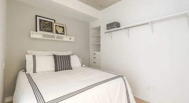 Absolutely Stunning Condo, Varaa Hotelli Toronto 