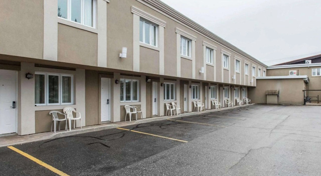 Quality Inn Mont-Laurier, Buchen Sie Hotel Hotels in Québec mit Pool, Schwimmbad