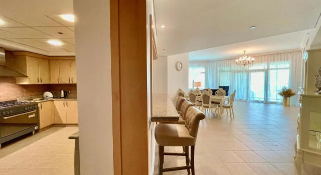 Luxury, Spacious, Beachfront, 3BD Apartment with private beach access!, Забронировать Апартаменты/квартира Пальма Джумейра , рядом с Jumeirah Palm Tram Station