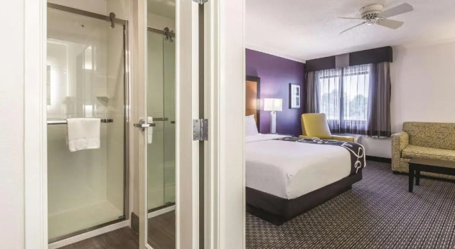 Двухместный номер Executive La Quinta Inn & Suites by Wyndham Cleveland - Airport North