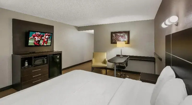 Двухместный номер Standard с балконом Red Roof Inn PLUS+ & Suites Knoxville West - Cedar Bluff