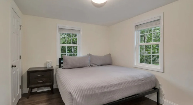 Dennis Beach House - Walk to Beach - Pet Friendly, Забронировать Отель Отели Полуострова Кейп-Код 3 звезды, 3*