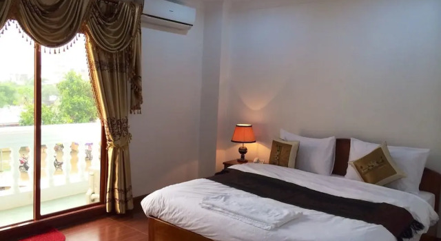 Двухместный номер Standard с балконом Emerald BB Battambang Hotel