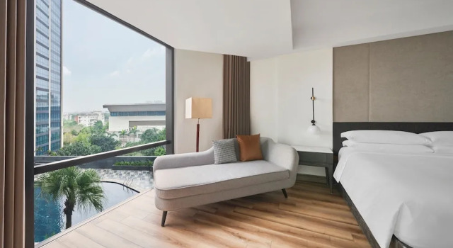 Двухместный клубный номер Standard с видом на город Sheraton Hanoi West