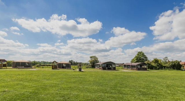 Mousley House Farm Safari Tents, Забронировать Фермерский дом Отели Уорикшир с парковкой, Парковка
