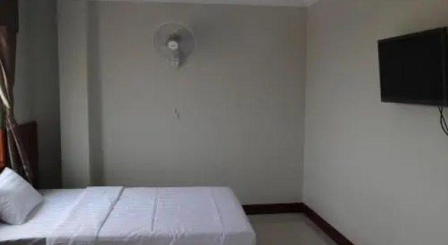 Holiday Hotel, Prenota Hotel Chbar Mon Kampong Speu