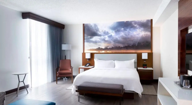 Полулюкс с балконом Marriott Greensboro Airport