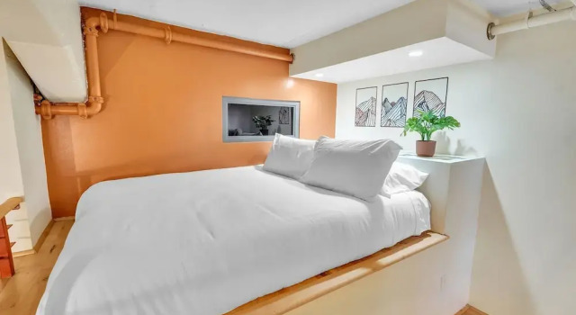 Modern Condo With Mountain Views, Walk To Downtown 2 Bedroom Condo
