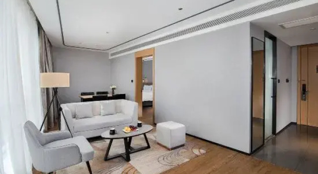 Люкс Deluxe Country Inn & Suites by Radisson Hotel (Tianjin Wuqing Wanda Plaza)
