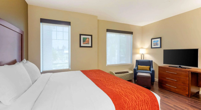 Comfort Inn & Suites Near Ontario Airport, Забронировать Отель СПА-отели Онтарио, рядом с Многофункциональный стадион Toyota Arena, SPA-услуги