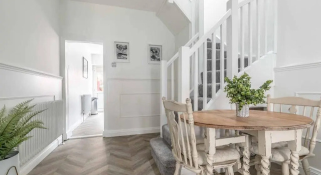 Charming cottage in WINDSOR - WALK TO CASTLE &SHOPS!, Varaa Lomakoti Mökit kohteessa Merseyside, Mökki