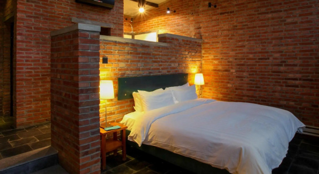 Номер Superior Brickyard Retreat at Mutianyu Great Wall Adjoin to Mutianyu Great Wall - Room with the View of Great Wall - Chinese massage experience - Vehicle Shuttle Service - International Catering - SPA& Nail Beauty Facilities