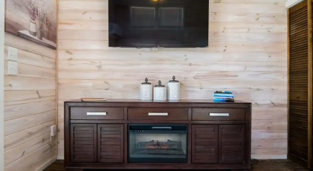 Cozy 1BR Tiny Home w Pool Access Free Tix, Забронировать Апартаменты/квартира Отели Флэт-Рок с парковкой, Парковка