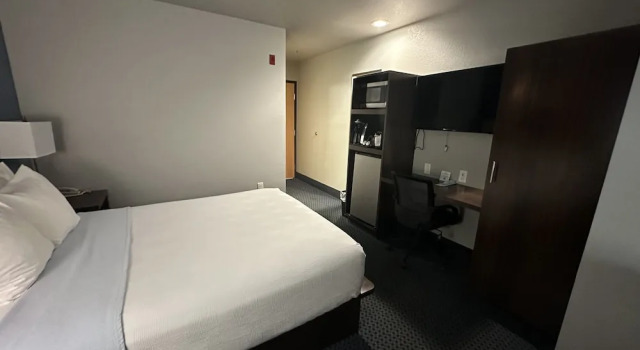 Sugar Creek Inn & Suites