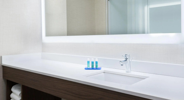 Четырёхместный номер Standard Holiday Inn Express & Suites - Columbus Airport East by IHG