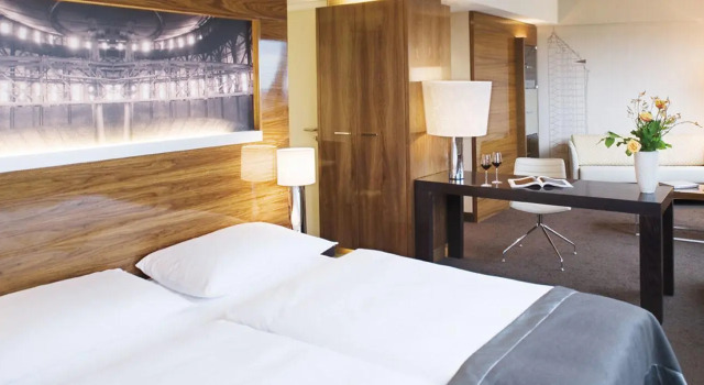 Полулюкс MÖVENPICK Hotel Hamburg City, historischer Wasserturm im Schanzenpark