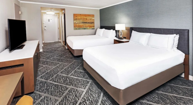 Четырёхместный номер Accessible DoubleTree by Hilton Tulsa - Warren Place