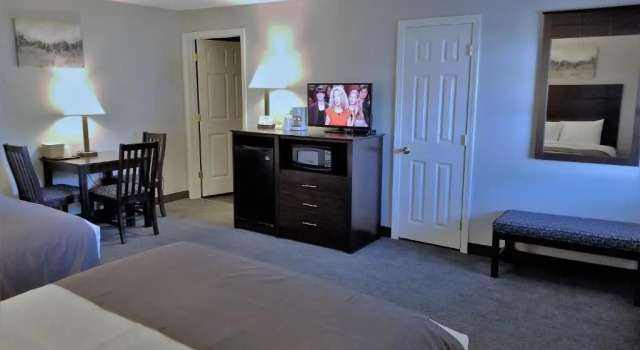 Четырёхместный номер Standard Mt. Madison Inn & Suites