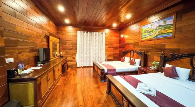 Двухместный номер Deluxe с балконом и с видом на бассейн Piseth Private Villa Hotel