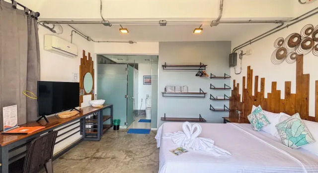 Luksusowy dwuosobowy pokój z widokiem na basen AV Suites