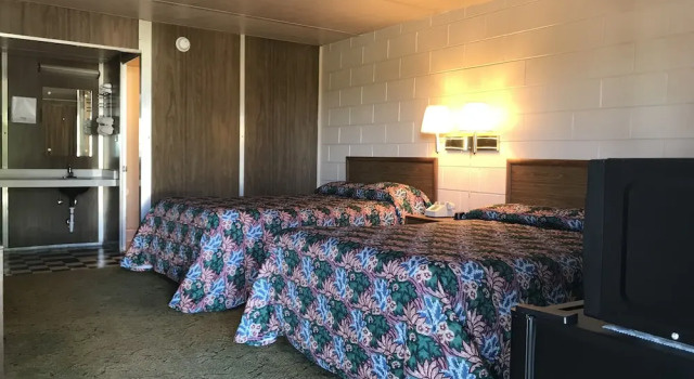 Четырёхместный номер Standard с видом на озеро Budget Lakeview Inn