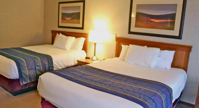 Четырёхместный номер Standard с видом на горы Harrison Hot Springs Resort & Spa