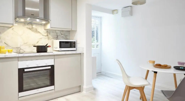 Huoneisto Stylish, spacious flat with private parking
