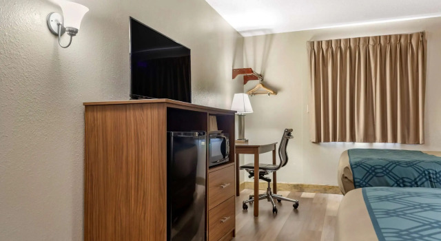 Четырёхместный номер Standard Econo Lodge Hays I-70