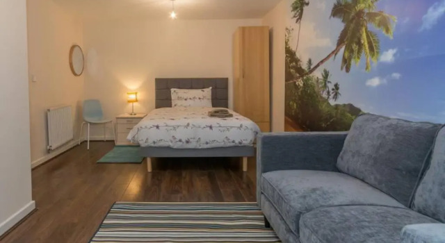 Коттедж BrumStay UK - 4 Bed House with Garden, Parking and Fibre Broadband with speed upto 250mbps