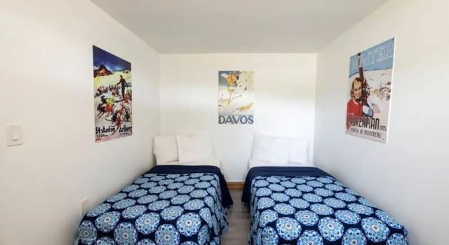 Шале Classic Spacious 8 bdrm Blue Mountain Cottage, Perfect for Large Groups, Private Beach, BBQ, Hot Tub, Sauna