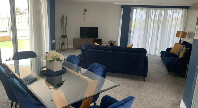 Beautiful 3 bedroom apartment by the Sea