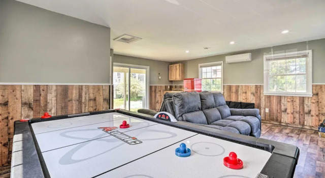 Коттедж Walk to Lake George: Family Escape w/ Game Room!