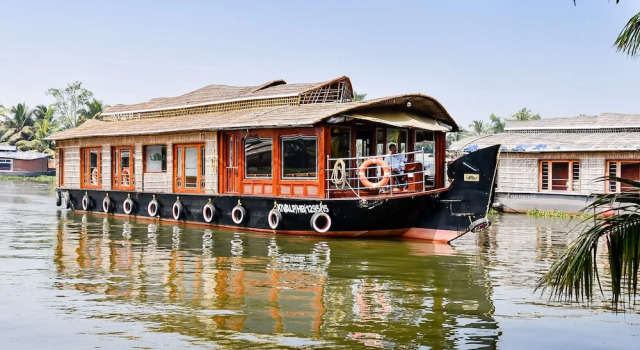 Oyo 24606 Waves And Wind 3Bhk Houseboat, Забронировать Гостевой дом Отели штата Кералы с завтраком, Завтраки