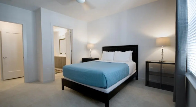 S2bb Bright 2-br Midtown Apartment With Pool and Gym, Забронировать Апартаменты/квартира Отели Атланта с парковкой, рядом с The Breman Jewish Heritage &amp; Holocaust Museum, Парковка