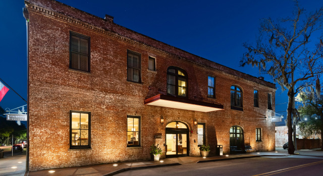 Staybridge Suites Savannah Historic District by IHG, Забронировать Отель Саванна Джорджия