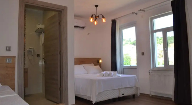 Трёхместный номер Standard с балконом и с видом на сад Parli Hotel