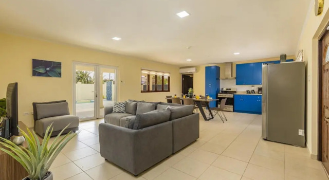 Remodeled 3BR w Private Pool Close to Palmbeach, Varaa Hotelli Noord Aruba