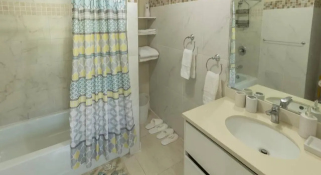 The Oasis Penthouse 1 BR w/ AC WiFi & 24/7 sec.
