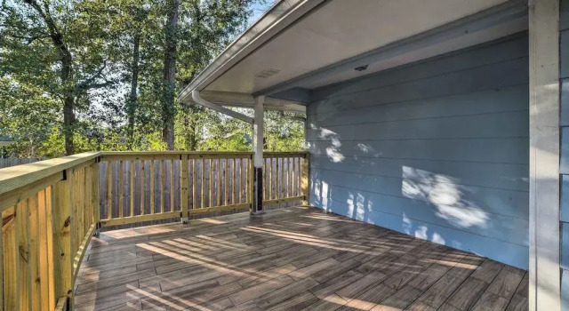 Bright Tallahassee Home w/ Deck, 3 Mi to Fsu!, Забронировать Отель Таллахасси Панхэндл Флорида, рядом с Парк Лос-Роблс