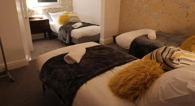 Коттедж Corner House, Sleeps 8 in 4 Bedrooms, near train station, Great Value