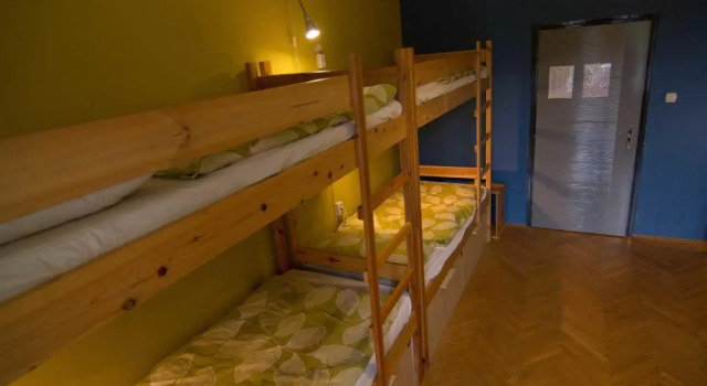 Кровать в общем номере GoodMo House