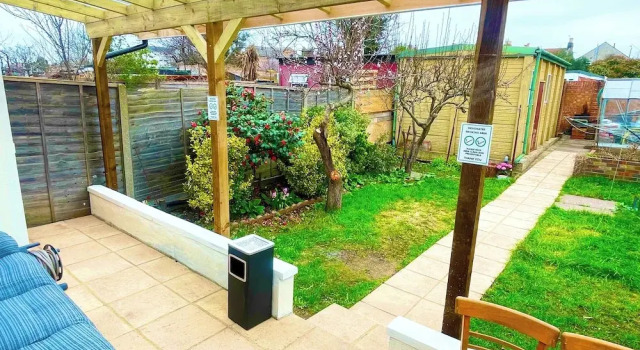 1 Bed Apartment - Sleeps 4 - Pets - Free Parking