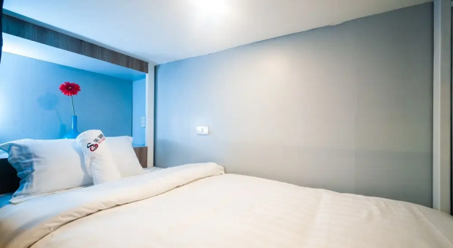 Кровать в общем номере So Good Haad Rin Resort