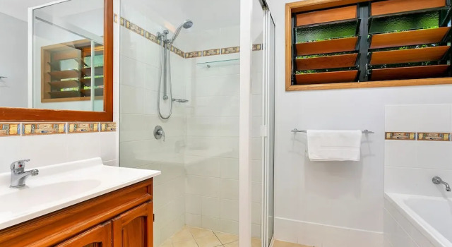 Коттедж с 5 комнатами рядом с пляжем Reeflections Beachfront Holiday House