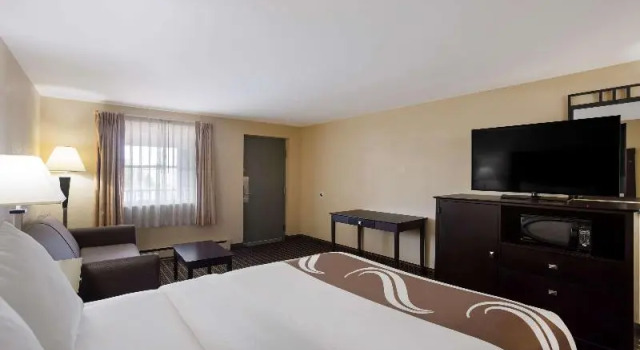 Четырёхместный номер Standard с балконом Quality Inn & Suites Big Rapids near University