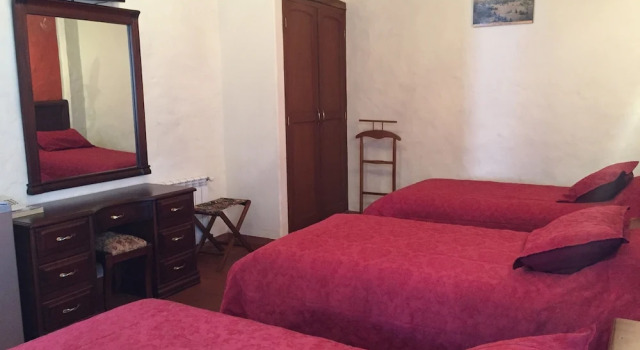 Трёхместный номер Standard с балконом Hotel Monasterio