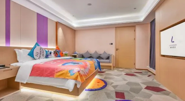 Люкс Luxury Lavande Hotel (Kunming Changshui International Airport Terminal Platinum Port Modern Plaza)