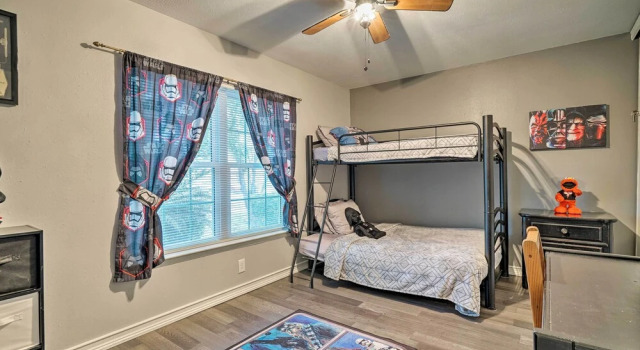 Dog-friendly Texas Retreat w/ Hot Tub, Patio & Bar, Réserver Maison de vacances Converse États-Unis