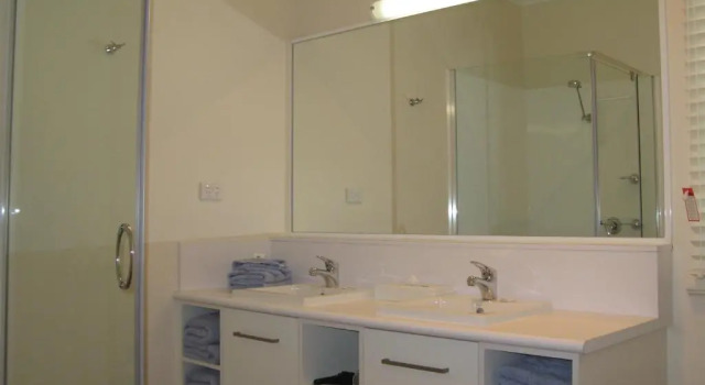 Коттедж с 3 комнатами Barclay Motor Inn
